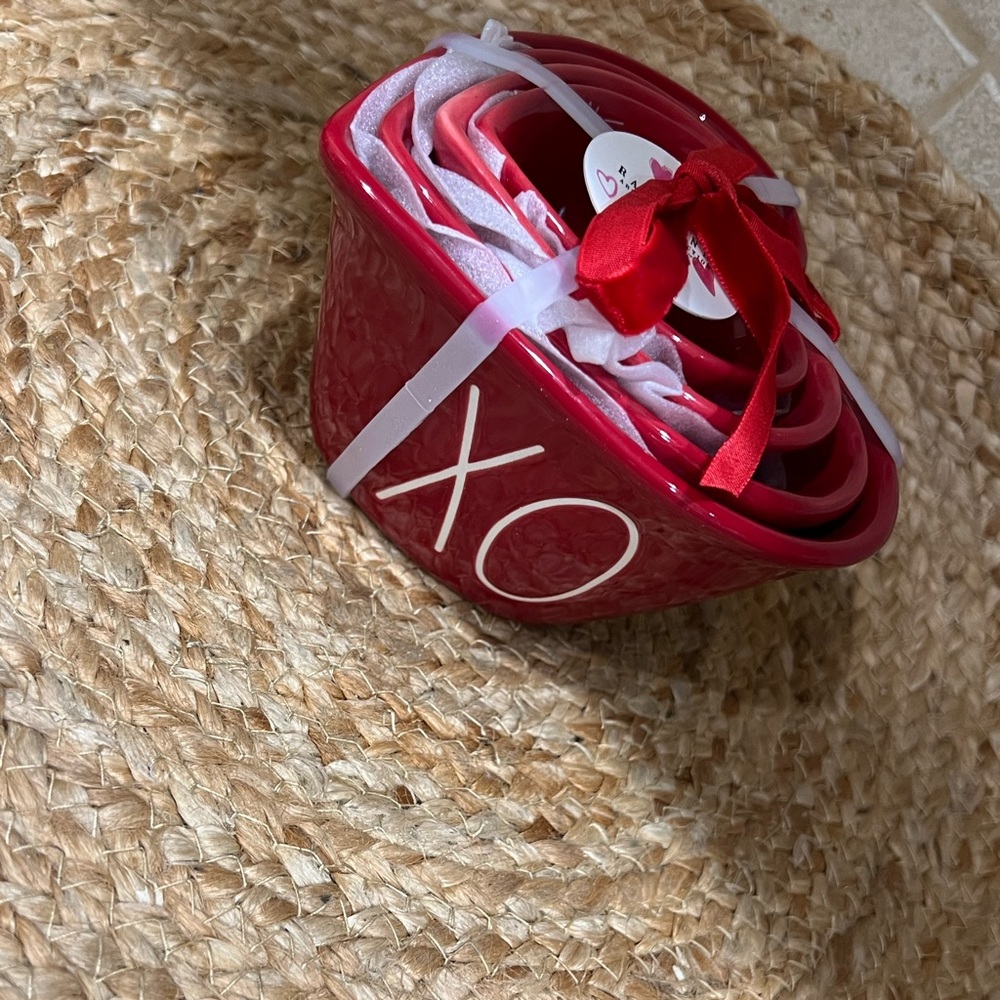 Rae Dunn valentines XO measuring cups.  New with tags